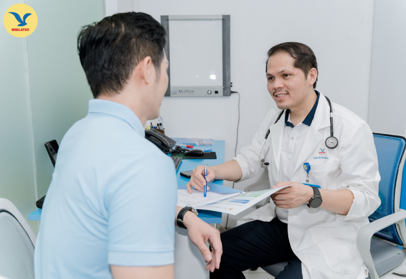 Nếu tình trạng sốt cao không thuyên giảm, cần đưa người bệnh đến cơ sở y tế ngay để được thăm khám và điều trị