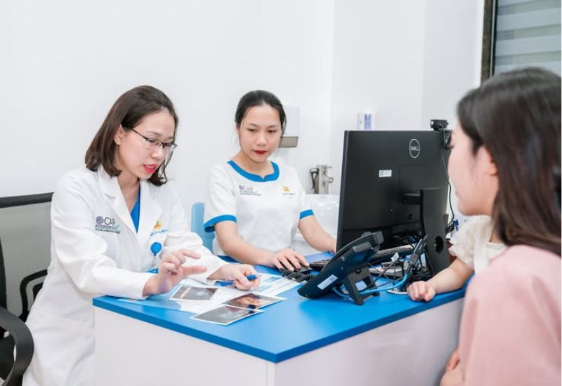 Khám chuyên khoa sẽ giúp xác định chính xác nguyên nhân gây són tiểu và được bác sĩ chỉ định phác đồ điều trị phù hợp