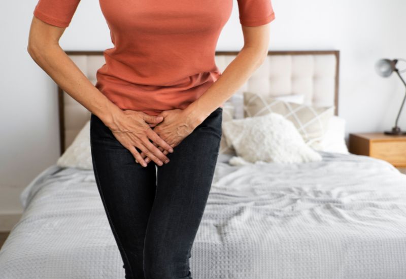 Són tiểu ở phụ nữ là tình trạng mất kiểm soát việc đi tiểu, khiến chị em e ngại, lo lắng mỗi khi ra ngoài