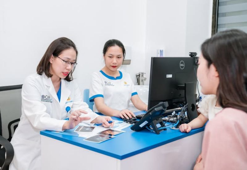 Chị em nên thăm khám với bác sĩ chuyên khoa để được chỉ định điều trị phù hợp