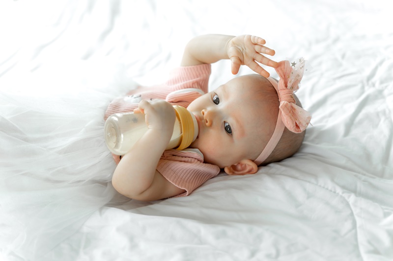 Nhiều trẻ quấy khóc vì chưa quen với việc bú bình 