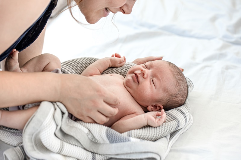 Trẻ đi ngoài ra máu có thể do nhiều nguyên nhân