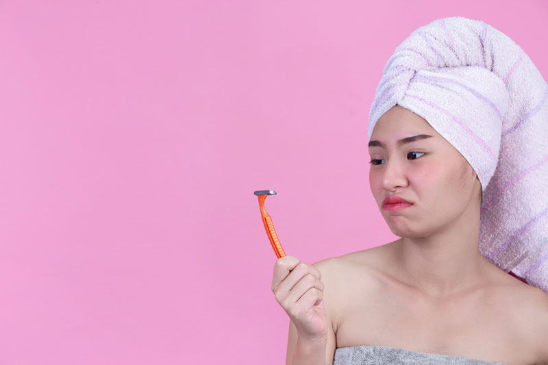 Cạo lông mặt có thể khiến da mặt dễ bị trầy, xước
