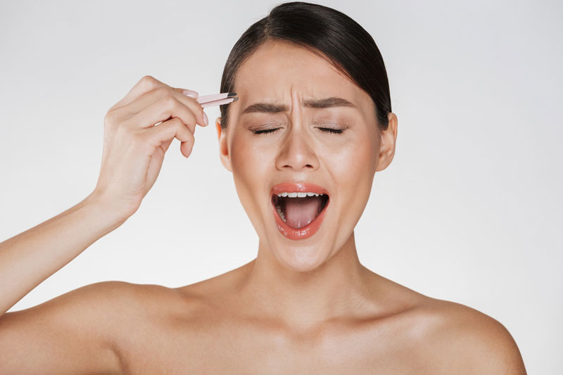Wax hoặc nhổ lông bằng nhíp đều có thể làm lỗ chân lông bị tổn thương