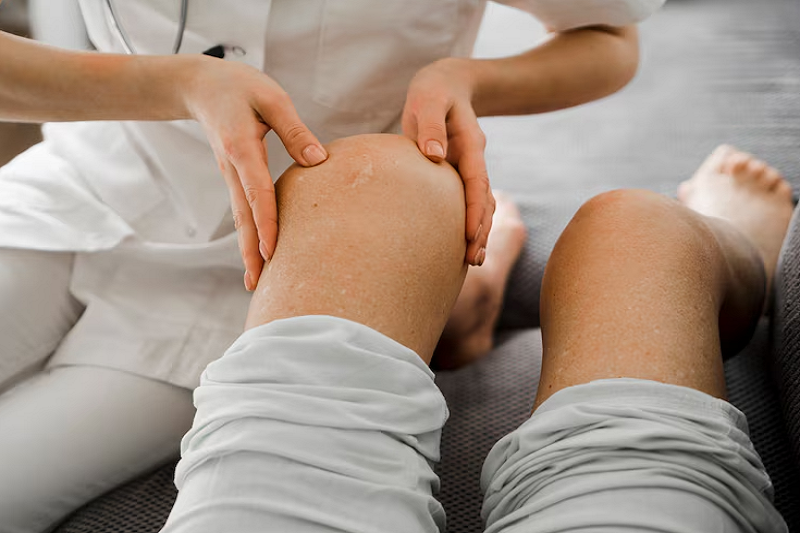 Dùng tinh dầu nhục đậu khấu xoa bóp giúp giảm sưng, đau khớp