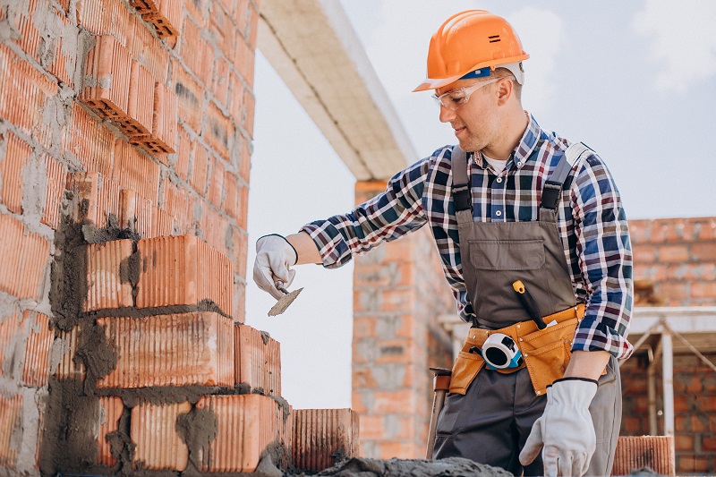 Người thường xuyên phải làm việc nặng có nguy cơ cao bị tổn thương mạch máu nuôi xương nguyệt, dẫn đến bệnh Kienbock. 