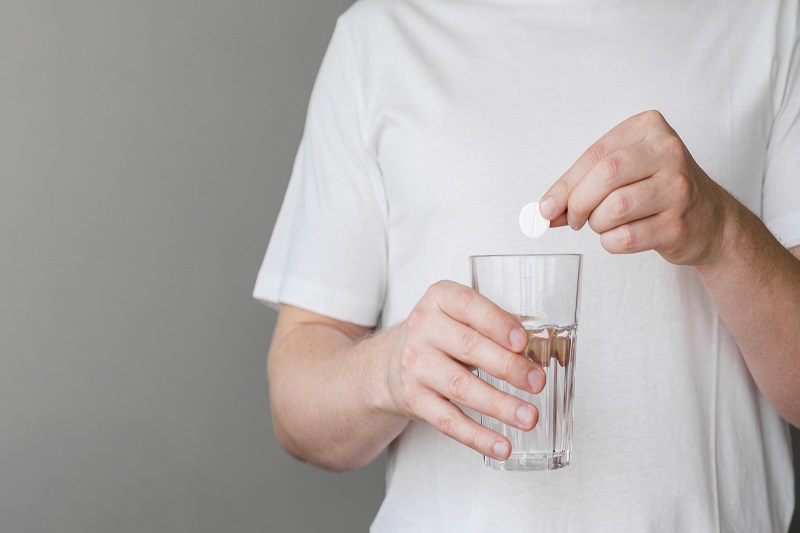 Tùy trường hợp, bác sĩ có thể chỉ định thuốc giảm đau, corticosteroid và kháng sinh. 