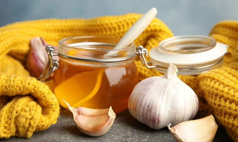 Uống tỏi ngâm mật ong trước khi đi ngủ giúp làm giảm ho hiệu quả 