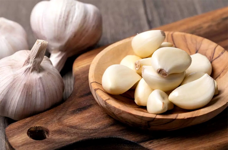 Tỏi sau khi bóc vỏ cần rửa với nước sạch để loại bỏ bụi bẩn 