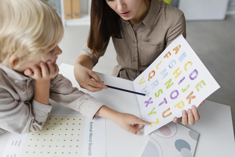 Dù không có cách điều trị khỏi hoàn toàn, nhưng việc can thiệp từ sớm giúp cải thiện đáng kể chức năng và chất lượng sống của người bệnh.