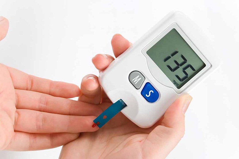 Theo dõi đường huyết sau khi sử dụng thanh long để kiểm soát lượng ăn phù hợp 