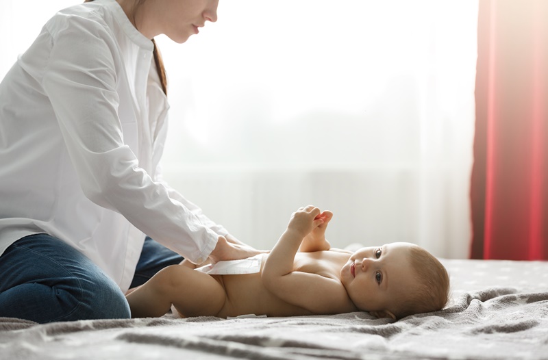 Mẹ cần thay tã cho trẻ trước khi cho con đi ngủ