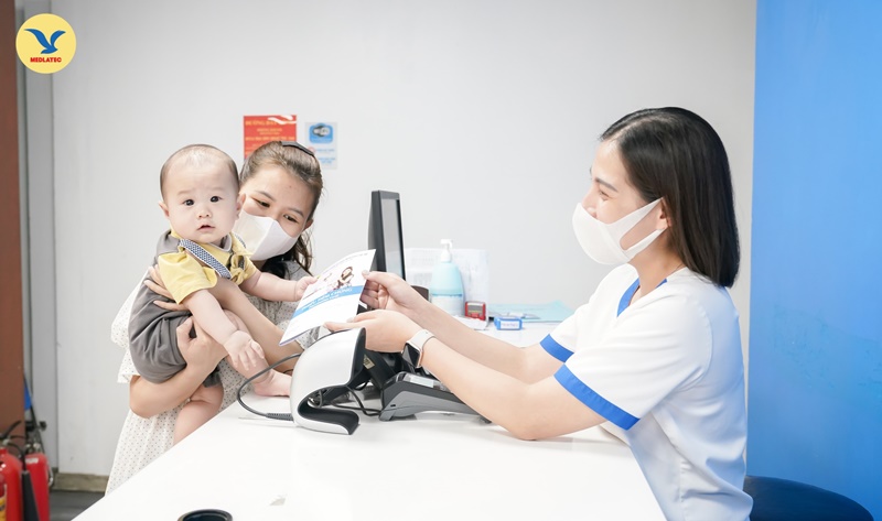 Cha mẹ nên đưa con đi khám nếu trẻ thường xuyên khóc đêm và kèm theo nhiều triệu chứng bất thường