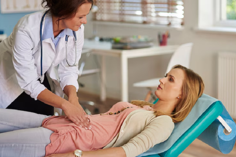 Người bệnh trong quá trình được bác sĩ chuyên khoa thăm khám, chẩn đoán viêm túi mật