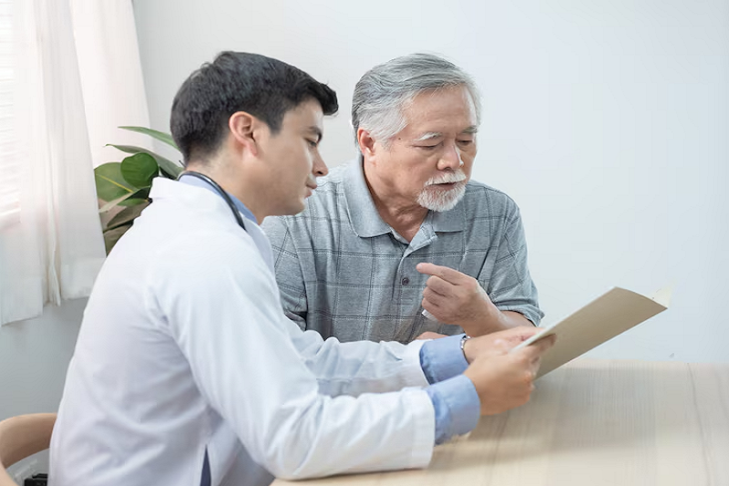 Người có vấn đề về sức khỏe cần tham vấn ý kiến bác sĩ chuyên khoa để biết uống trà atiso có mất ngủ không 