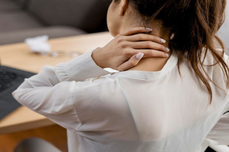 Hẹp lỗ liên đốt sống cổ là tình trạng thu hẹp không gian giữa các đốt sống cổ, nơi các rễ thần kinh đi ra khỏi tủy sống để đến các bộ phận khác của cơ thể