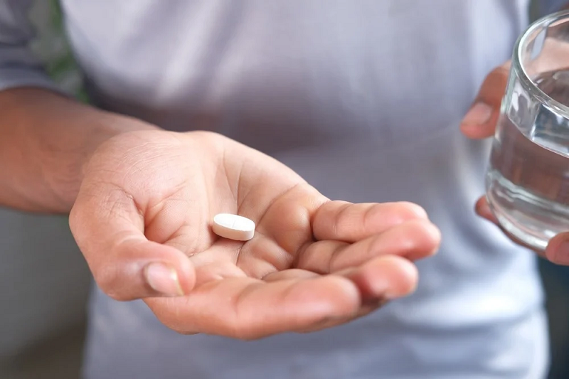 Bisphosphonate có thể làm giảm tốc độ tiến triển sụp xương.