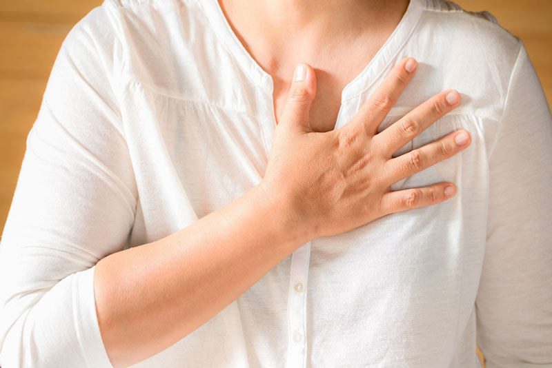 Đau tức ngực là dấu hiệu ung thư phổi ở nữ giới khá đặc trưng 
