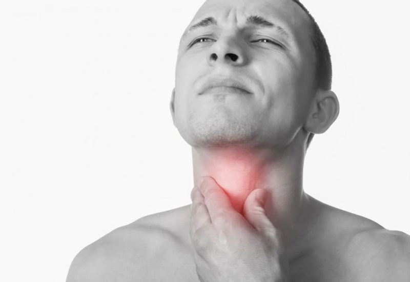 Người bệnh ung thư tuyến giáp có thể gặp phải tình trạng khó nuốt, khàn tiếng kéo dài