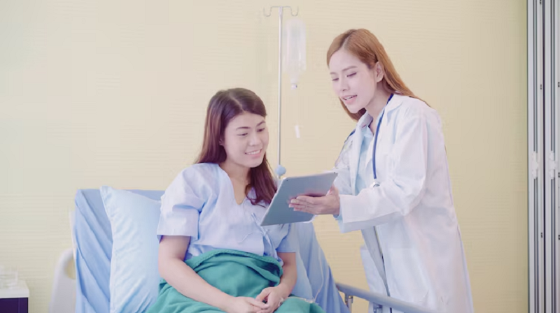Bệnh nhân được bác sĩ giải đáp sau cắt polyp đại tràng có phải nằm viện không và hướng dẫn chăm sóc tại nhà