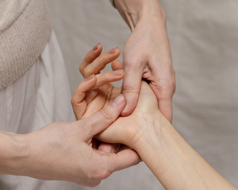 Nhiều người cho rằng rằng bấm huyệt trị ho ngứa cổ rất hiệu quả
