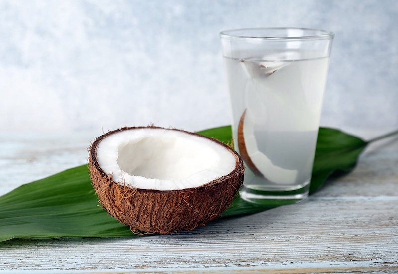 Không nên uống quá nhiều nước dừa vì có thể sẽ gây tác dụng phụ không mong muốn
