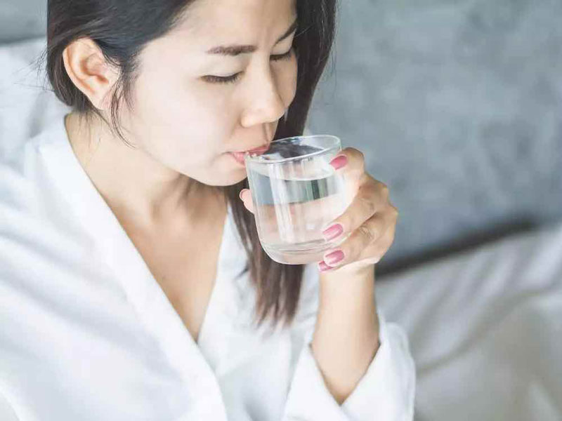 Nên uống nước lọc ấm, dễ hấp thu và tốt cho người bệnh đang sốt, mệt mỏi