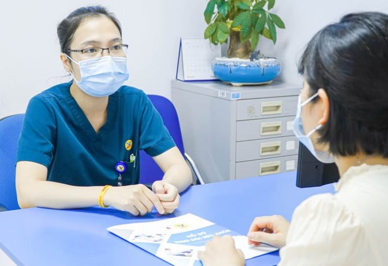 Chị em nên chủ động thăm khám và điều trị với bác sĩ chuyên khoa khi có dấu hiệu nghi ngờ bệnh