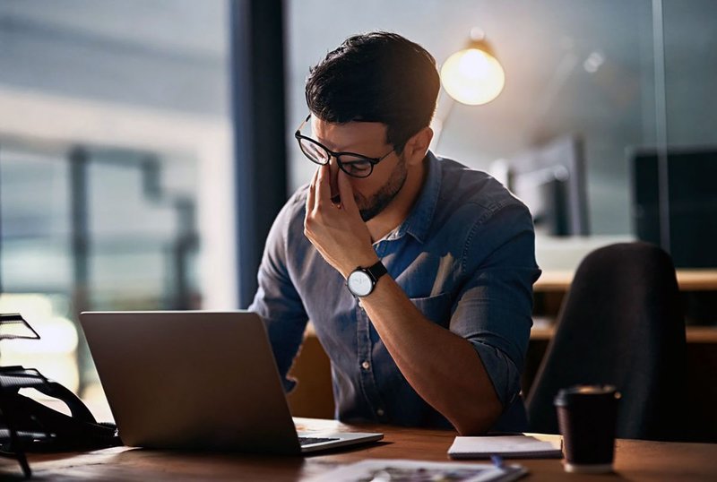 Hạn chế tối đa sử dụng các thiết bị điện tử khi bị đau mắt đỏ