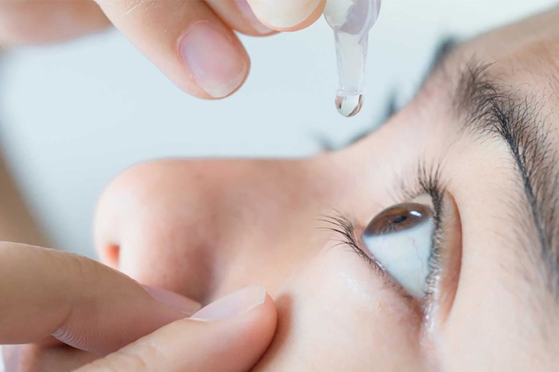 Giữ vệ sinh mắt sạch sẽ với nước muối sinh lý hàng ngày để phòng tránh đau mắt đỏ