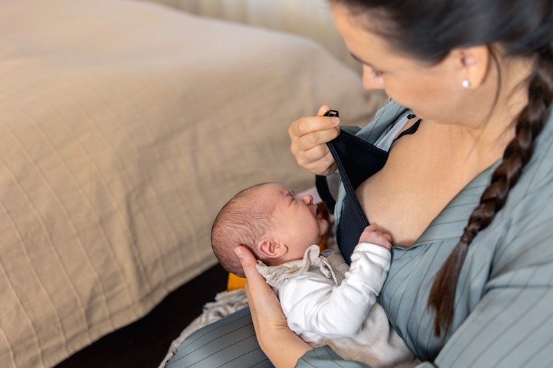 Mẹ nên cho trẻ bú nhiều hơn để con nhanh chóng hạ sốt