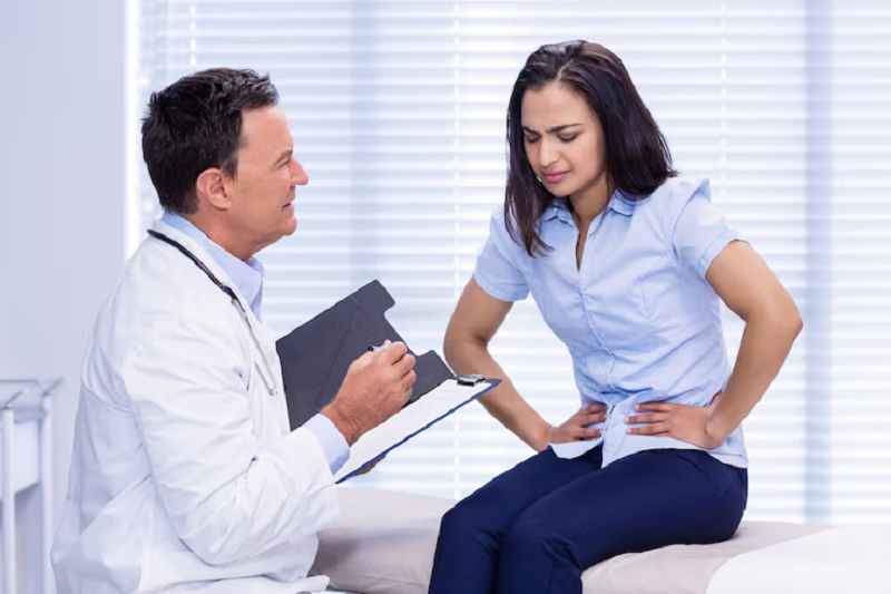 Người bị đau dạ dày cần khám để điều trị theo phác đồ của bác sĩ chuyên khoa