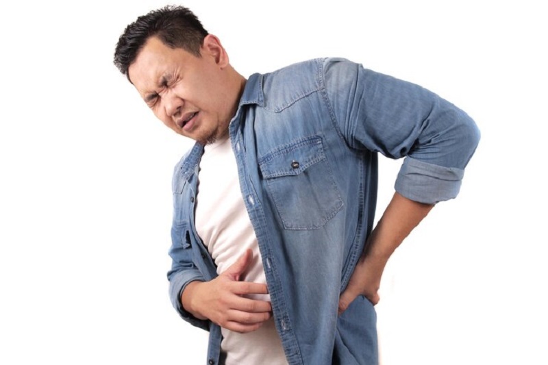 Người bệnh có cơn đau dữ dội ở vùng hạ sườn phải do sỏi mật