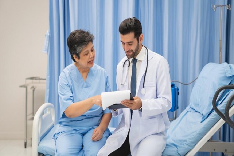 Người bệnh được bác sĩ giải đáp sỏi mật có nguy hiểm không và hướng dẫn phác đồ điều trị