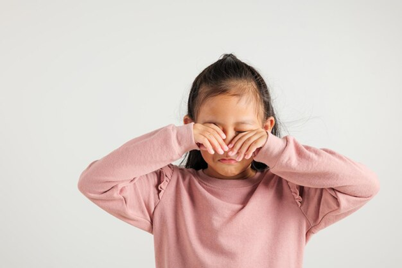 Đau mắt đỏ ở trẻ em thường do nhiều yếu tố tác động và tình trạng này gây ra không ít khó chịu cho trẻ