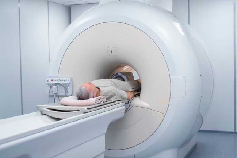 Bệnh nhân chụp CT-Scanner do nghi ngờ viêm túi mật cấp