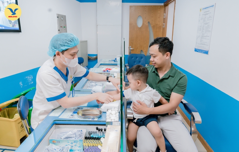 Trẻ có thể được chỉ định một số xét nghiệm để tìm nguyên nhân gây dị ứng