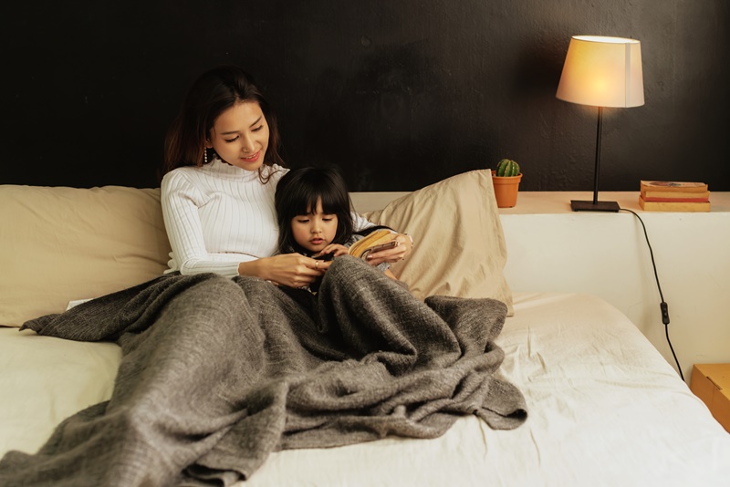 Mẹ cần đảm bảo giữ ấm cho trẻ khi trời lạnh