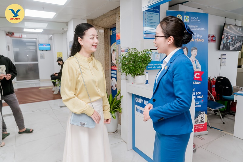 Người bệnh nên đi khám để được bác sĩ kiểm tra, điều trị bệnh 