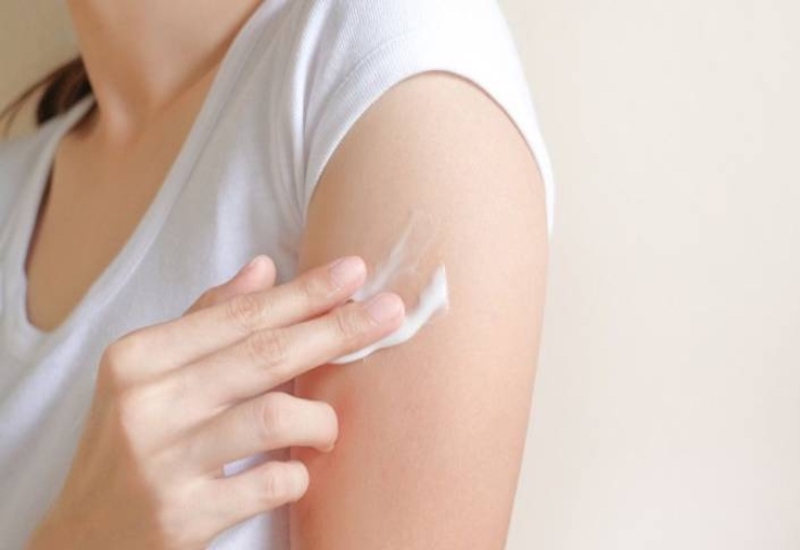 Sử dụng kem bôi có chứa thành phần nano bạc giúp mang lại hiệu quả điều trị chân tay miệng tốt