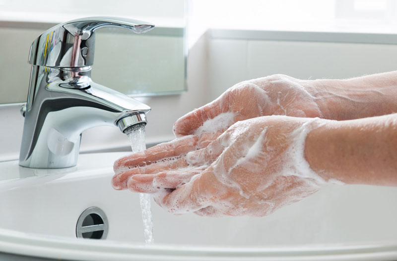 Ba mẹ nên vệ sinh tay sạch sẽ trước và sau khi bôi thuốc cho con