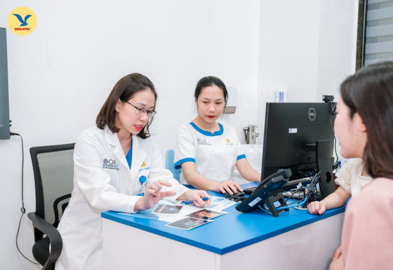 Bạn nên thăm khám chuyên khoa và tuân thủ hướng dẫn của bác sĩ khi có u nang nước buồng trứng
