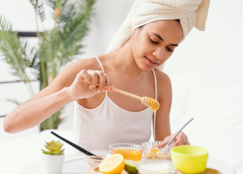Wax lông nách bằng hỗn hợp mật ong, chanh và đường