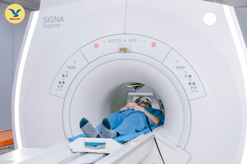 Chụp cộng hưởng từ MRI giúp bác sĩ theo dõi tình hình mô mềm, phát hiện dấu hiệu viêm khớp