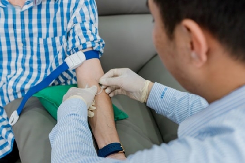 Ông N.V.B. đến phòng khám kiểm tra sau khi kết quả xét nghiệm máu tại nhà phát hiện bất thường  