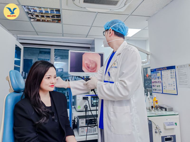 Khách hàng nội soi tai mũi họng kiểm tra sức khỏe tại MEDLATEC 