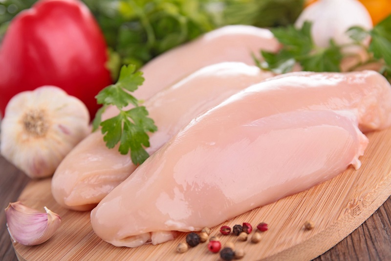 Trong 100g ức gà luộc chứa khoảng 106 - 112 calo, là lựa chọn lý tưởng cho những người muốn kiểm soát cân nặng
