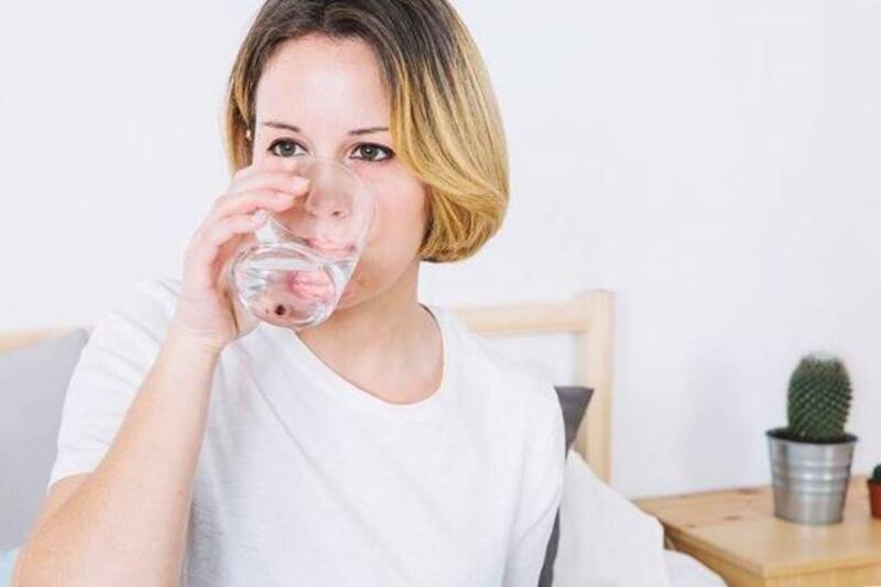 Bổ sung đủ nước và điện giải, tránh gây mất nước quá mức ảnh hưởng đến hoạt động của cơ thể