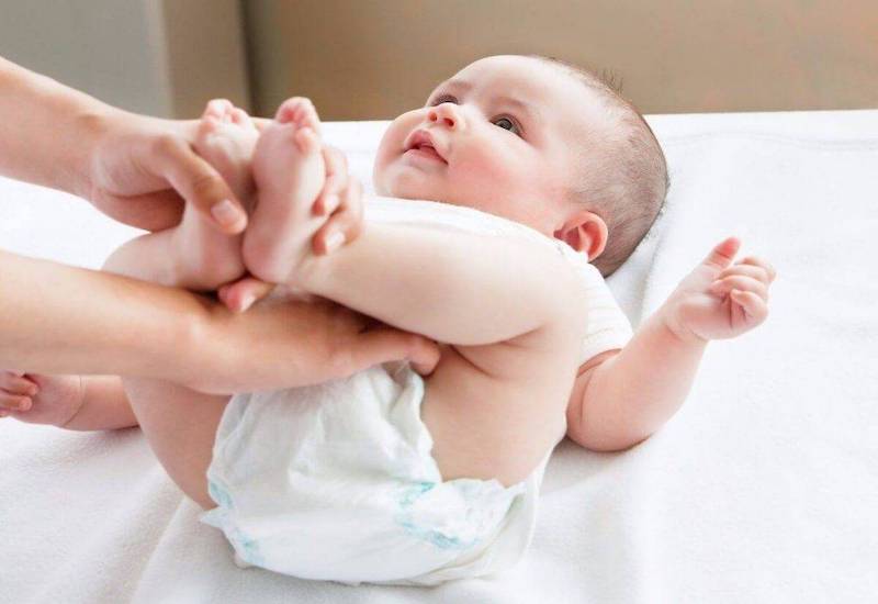 Ba mẹ nên cho trẻ mặc quần áo mỏng, rộng rãi, tránh để da bí bách hoặc bị ẩm lâu