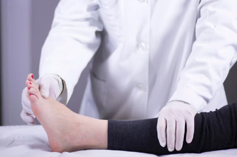 Bệnh nhân có dấu hiệu viêm gân gót chân trong quá trình khám lâm sàng cùng bác sĩ chuyên khoa